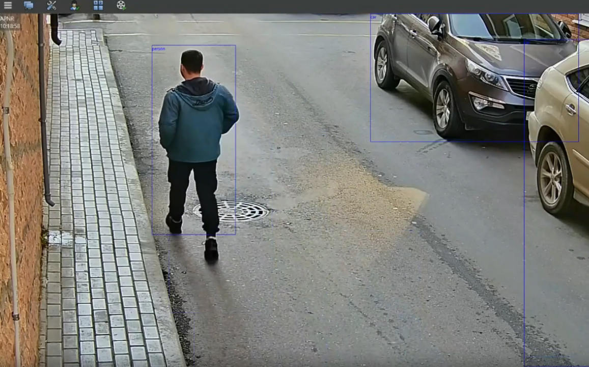 Система видеонаблюдения фиксирует объекты: в кадре человек и автомобили